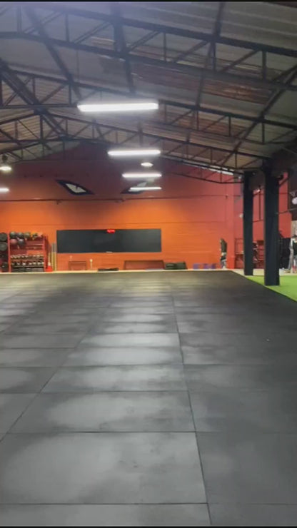 Piso de Caucho Reciclado Negro de Alto Impacto para Gimnasios, Crossfit y Áreas Comerciales